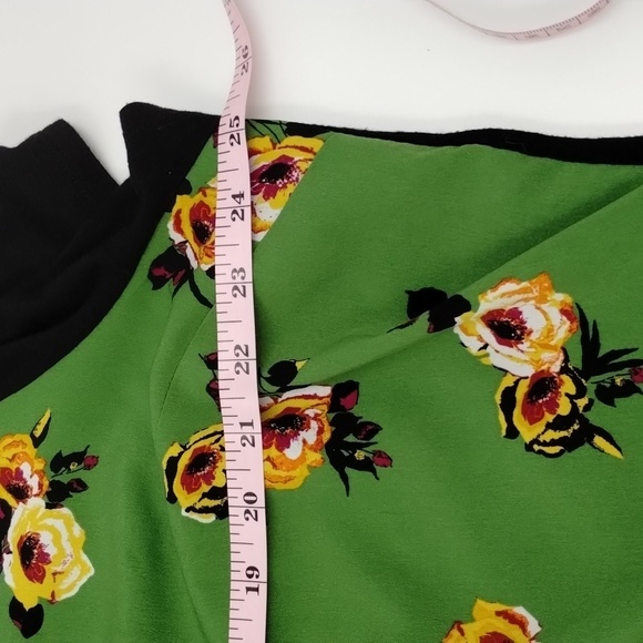 Lane Bryant Mixed material floral blouse size 18/20 short sleeve - Picture 7 of 11